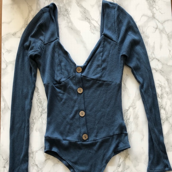 🌼 2/$15 Fashion Nova bodysuit - Picture 4 of 8